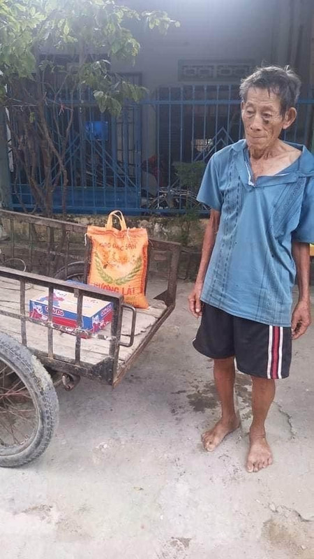 Hình ảnh phát gạo mì cho khu cách ly "Hòn Rớ" Nha Trang 24