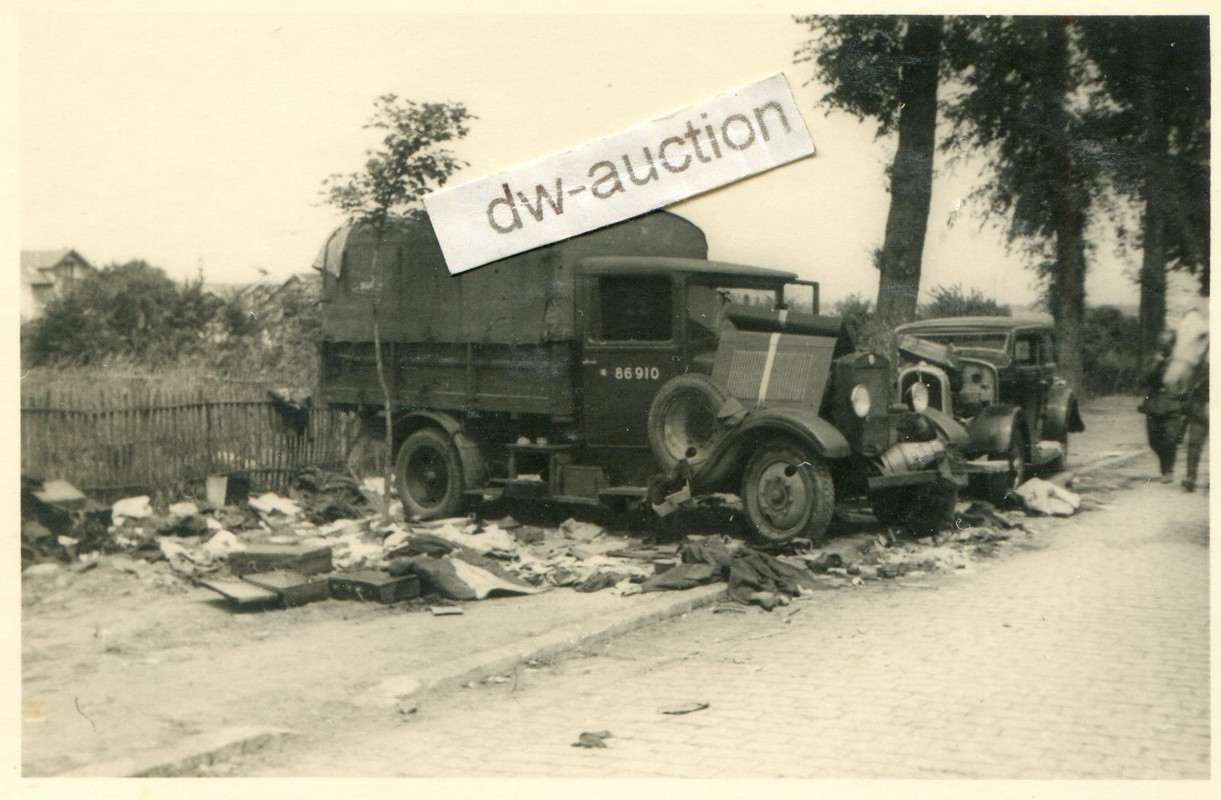 Belgien , zerstörtes Fahrzeug mit Kennung