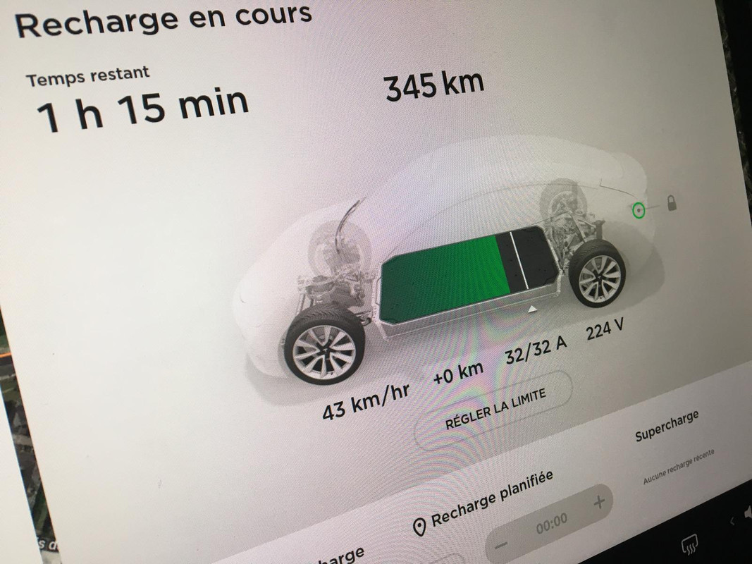 Borne-de-recharge-Coproprie-te-Tesla-2.j