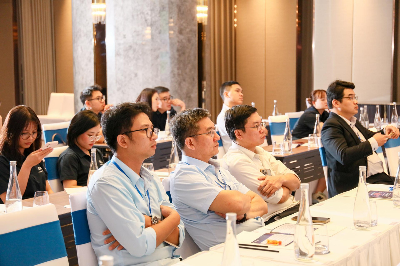 Trao hoa và kỷ niệm chương tri ân các đơn vị đồng hành cùng NEXT TECH FORUM 2026