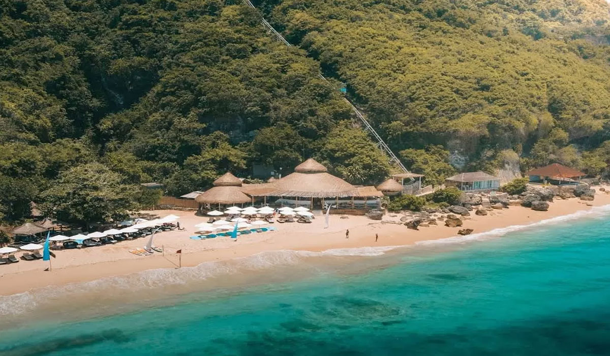 Menikmati Keindahan Pantai Karma Kandara yang Berada di Bali