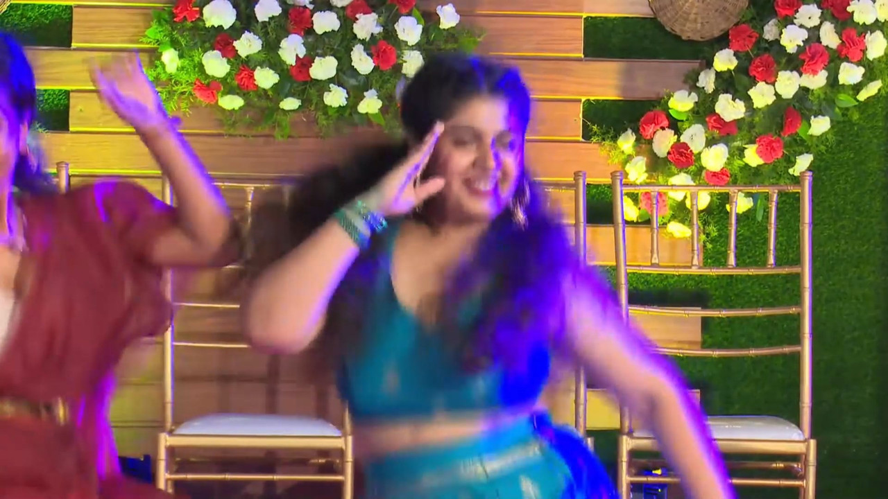 Cute mangalore chubby girl huge boobs and nipple pokie and other lady navel in saree.mp4_snapshot_02