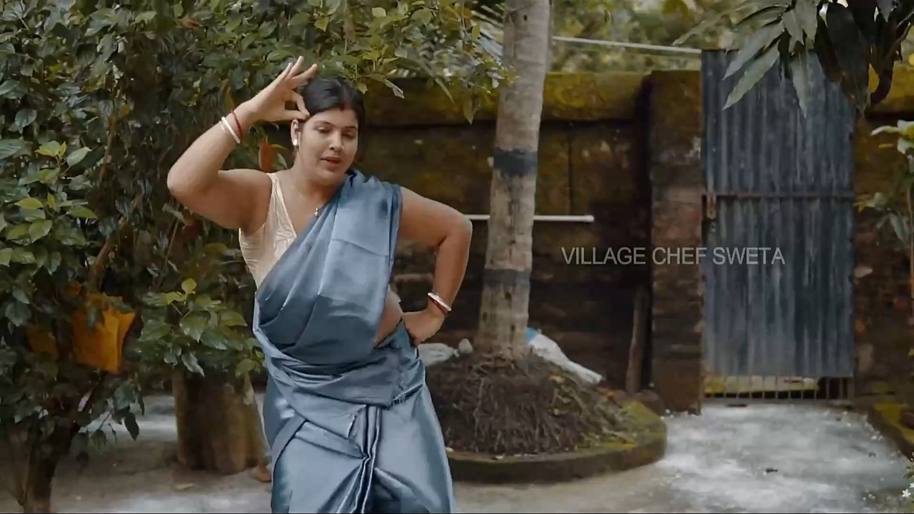 Chubby aunty sexy dance in grey saree.mkv_snapshot_01.30.000