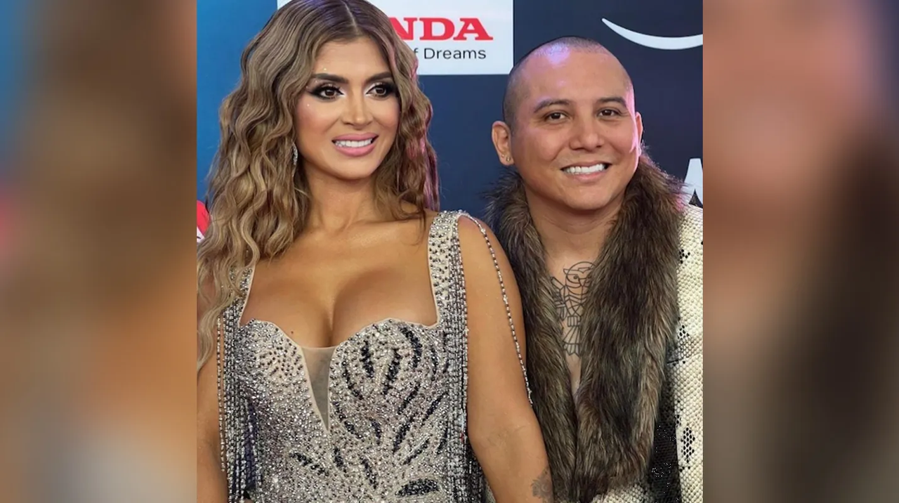 Tachan de ridículos a Kimberly Flores y Edwin Luna por sus atuendos