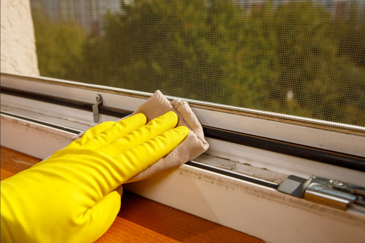 Truco infalible para limpiar los rieles de las ventanas