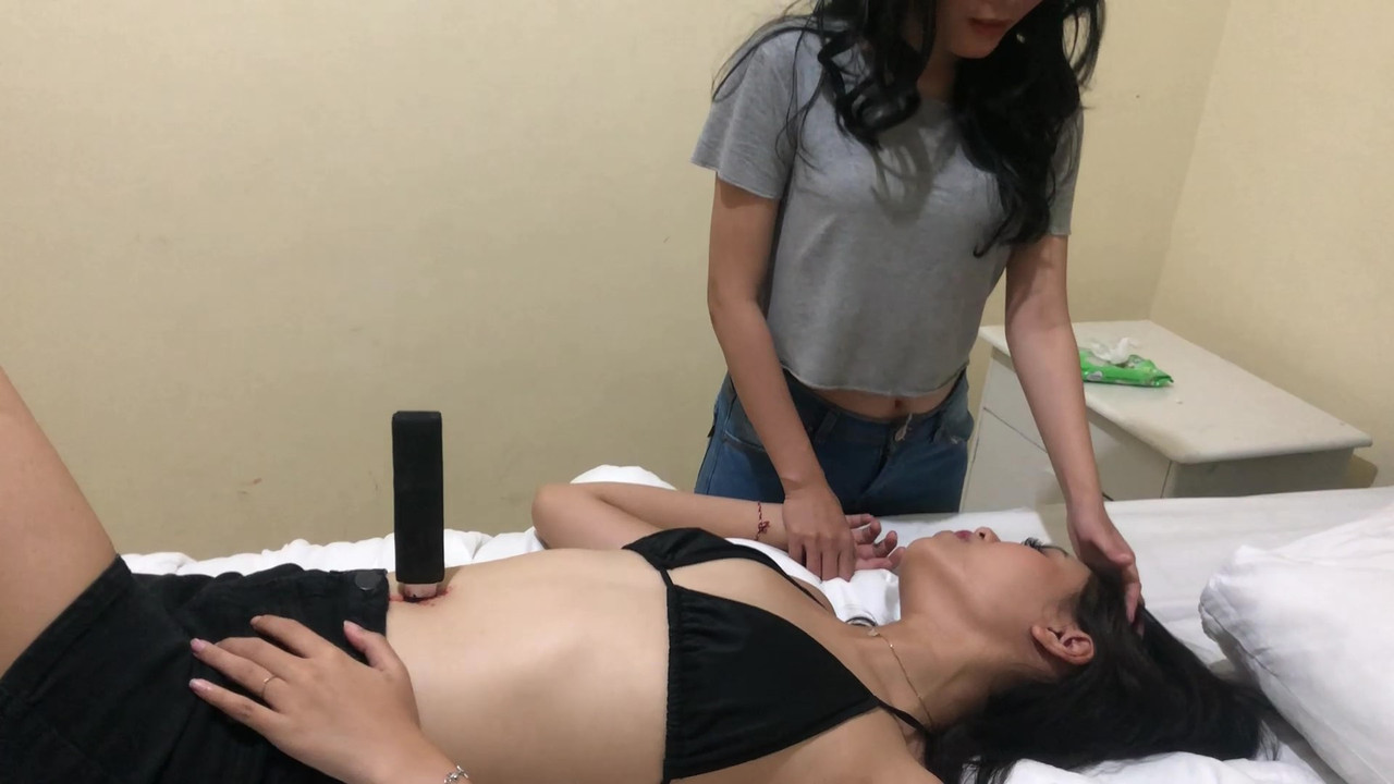 Bikini Girl Navel Torture_Moment(11)