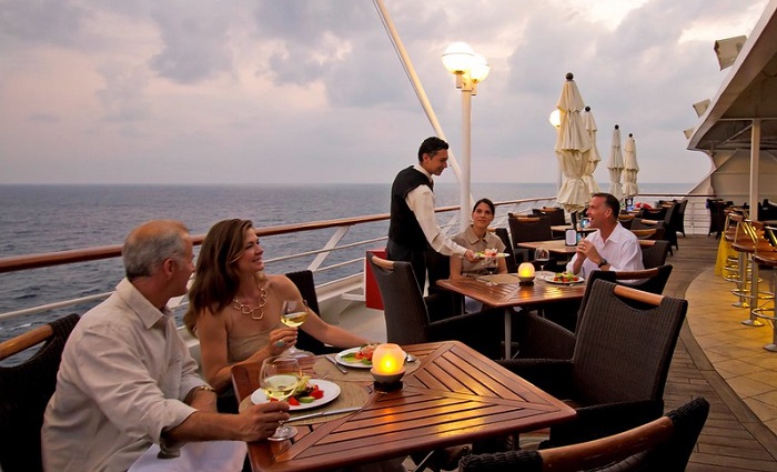 Ilustrasi dinner di kapal pesiar.