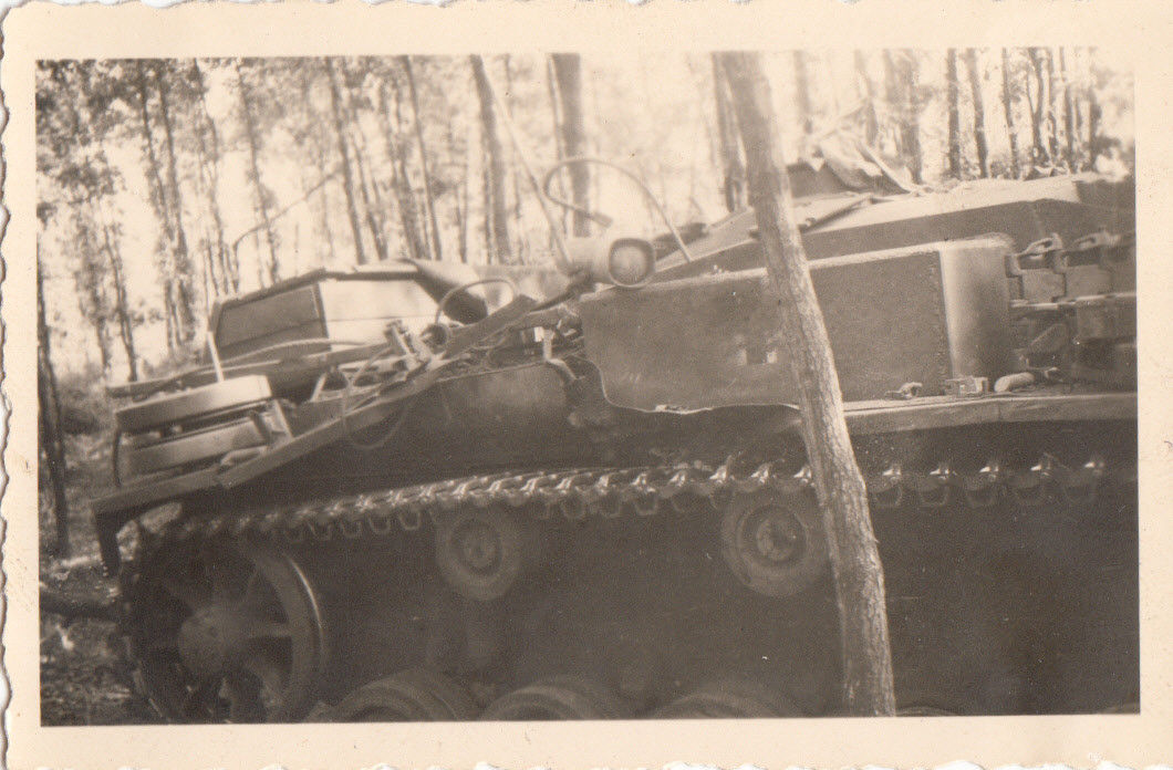 Foto - 2.WK - Technik - Deutsches Sturmgeschütz mit Treffer -