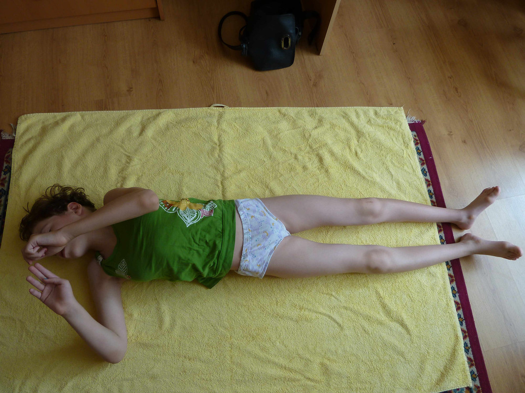 Максимально ровно на спине