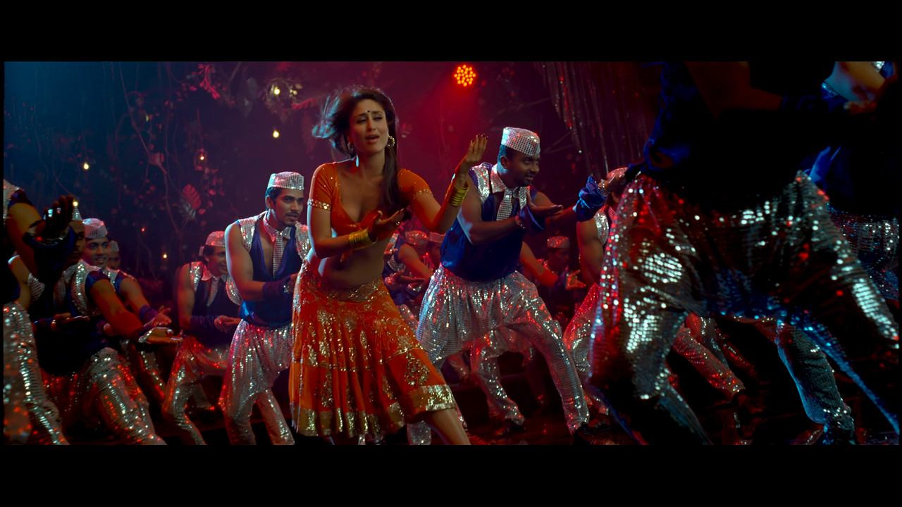 [Image: Kareena-Kapoor-Hot-Halkat-Jawani-From-He...-32-13.jpg]