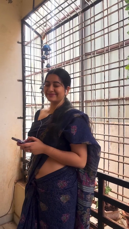 [Image: Ksudha-sexy-big-deep-navel-hole-in-blue-...05-583.jpg]