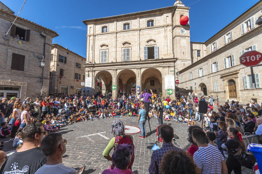 Clown&Clown Festival – 20 anni di meraviglia con clown-artisti e clown-dottori – Dal 29 settembre al 6 ottobre 2024 a Monte San Giusto (MC)