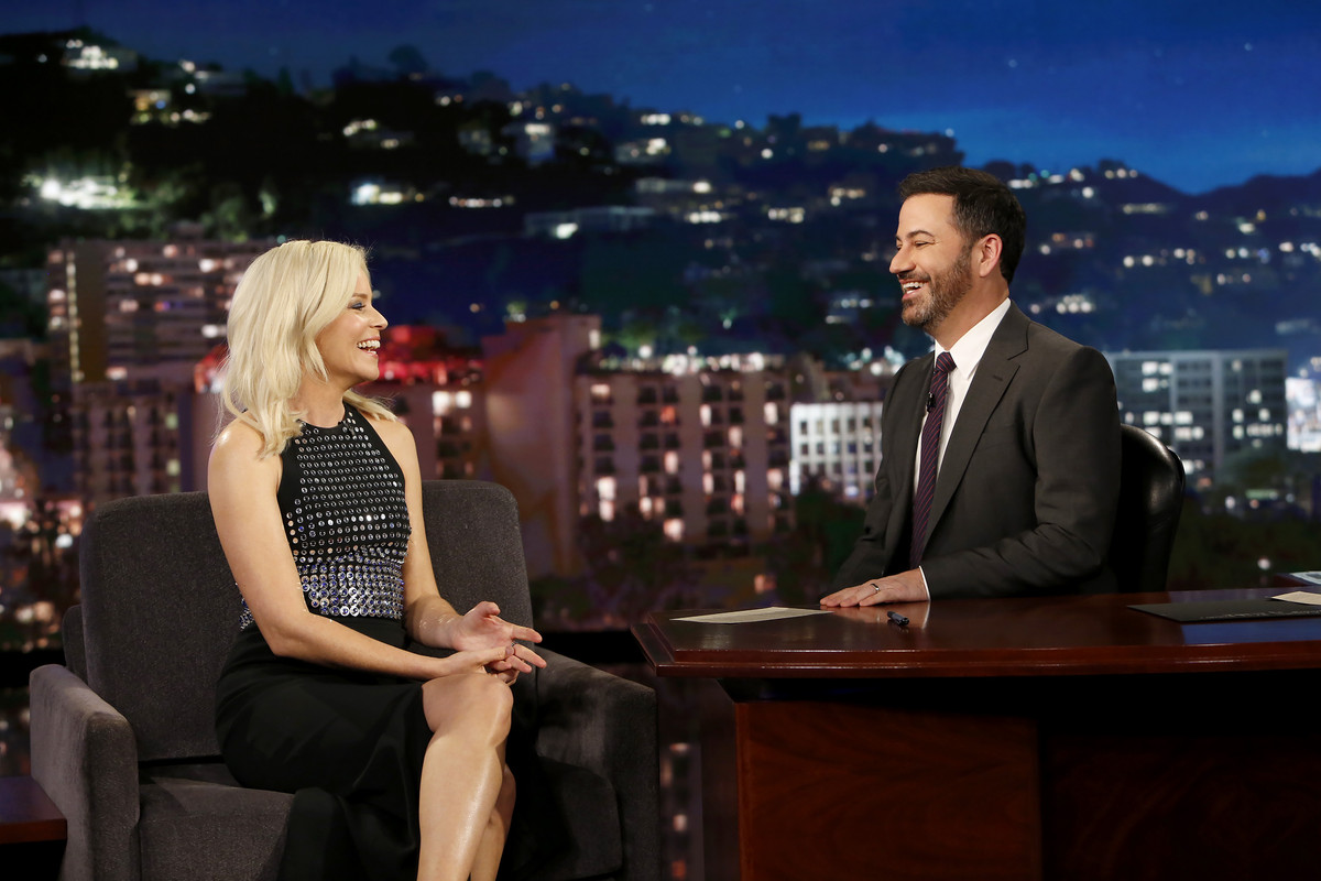 elizabeth-banks-jimmy-kimmel-live-november-30th-2017-4