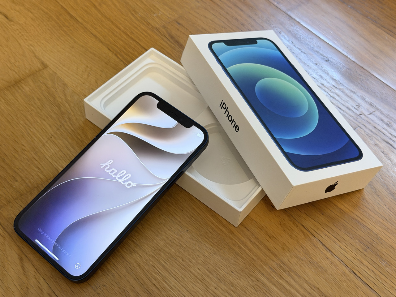 Apple iPhone 12 in Blau mit Originalverpackung – Originalfoto
