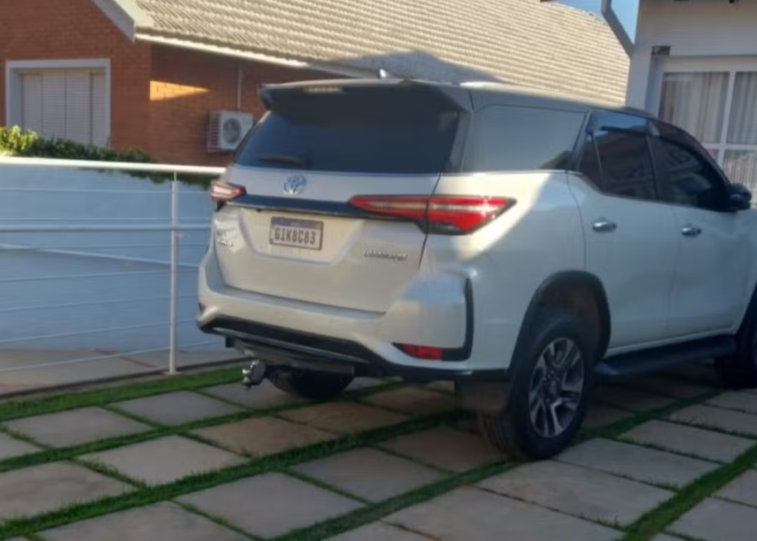 Carro de homem que atirou contra outro veículo em briga de trânsito é localizado na cidade de Piraju. — Foto: Divulgação/Polícia Civil