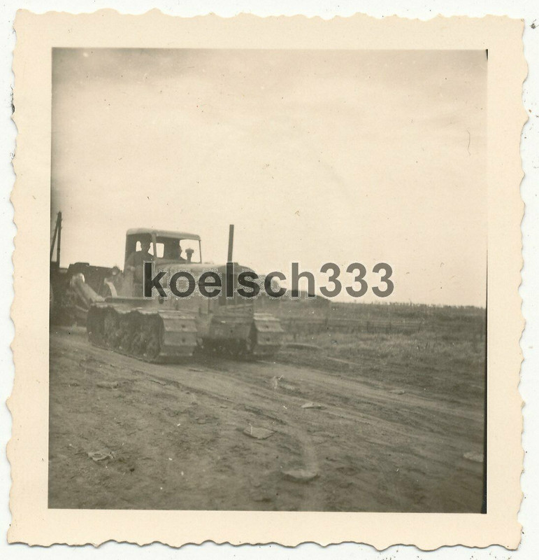 Foto erbeuteter russischer Traktor mit Artillerie Geschütz im Schlepp im Osten