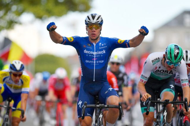 Fabio Jakobsen a braccia alzate sul traguardo di Tournai (Getty Images Sport)