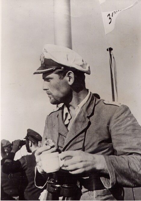 El comandante Joachim Schepke y oficiales en la torreta del U-100 El comandante Joachim Schepke y oficiales en la torreta del U-100