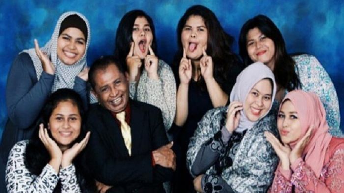 Kadir dan sang istri bersama enam anak perempuannya (tribunnews.com)