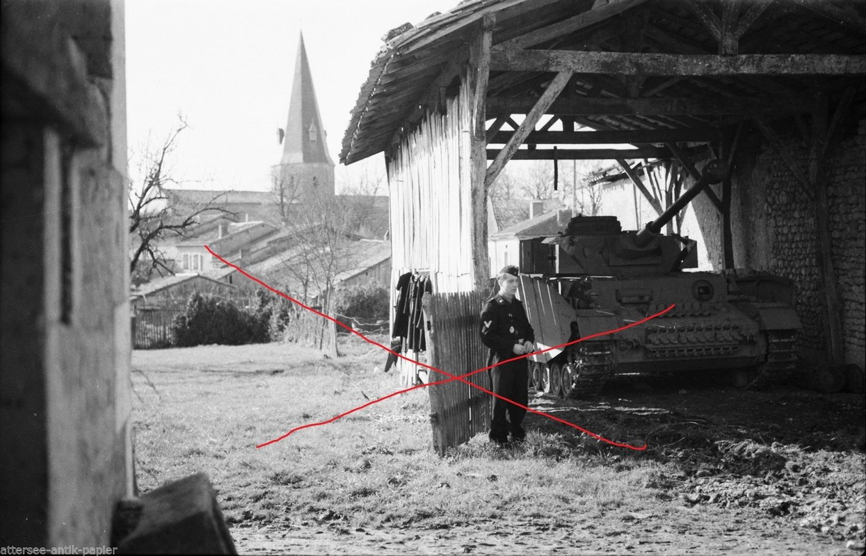 Panzer IV tank PzKpfw im Unterstand Seitenschürz