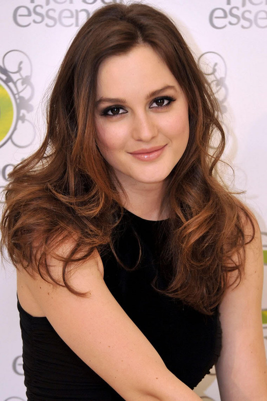 Leighton Meester 2023 moyenne brune cheveux & Chic style de cheveux.

