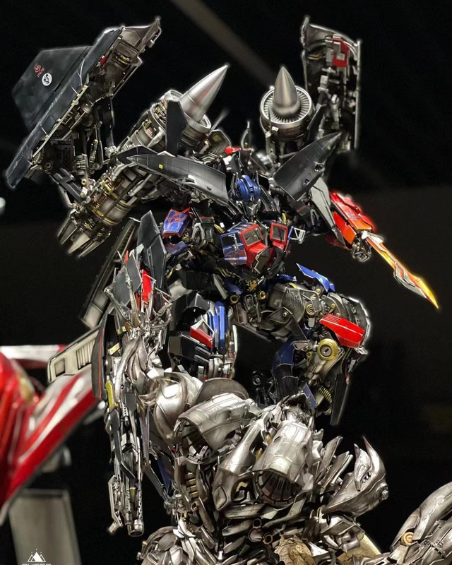 Queen-Studios-ROTF-Jetwing-Optimus-Prime-Diorama-01