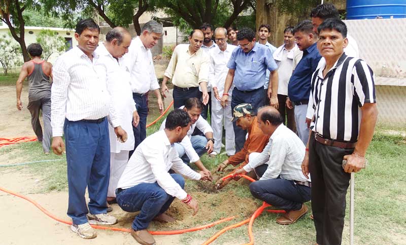 गुरु पूर्णिमा पर मेधा, गुरु सम्मान और पर्यावरण संरक्षण का अनूठा संगमरामगढ़ नागरिक परिषद (कोलकाता) ने 28 मेधावी विद्यार्थियों एवं तीन सेवानिवृत्त शिक्षकों का किया सम्मान, विद्यालय परिसर में हुआ पौधारोपण