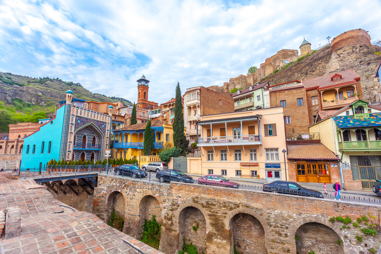 تصویری از تفلیس گرجستان و تاکسی در خیابان‌های شهر