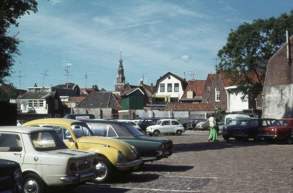 het-melcoplein-op-de-achtergrond-de-waagtoren-tussen-ongeveer-de-jaren-1960-7a77f1-1024.jpg