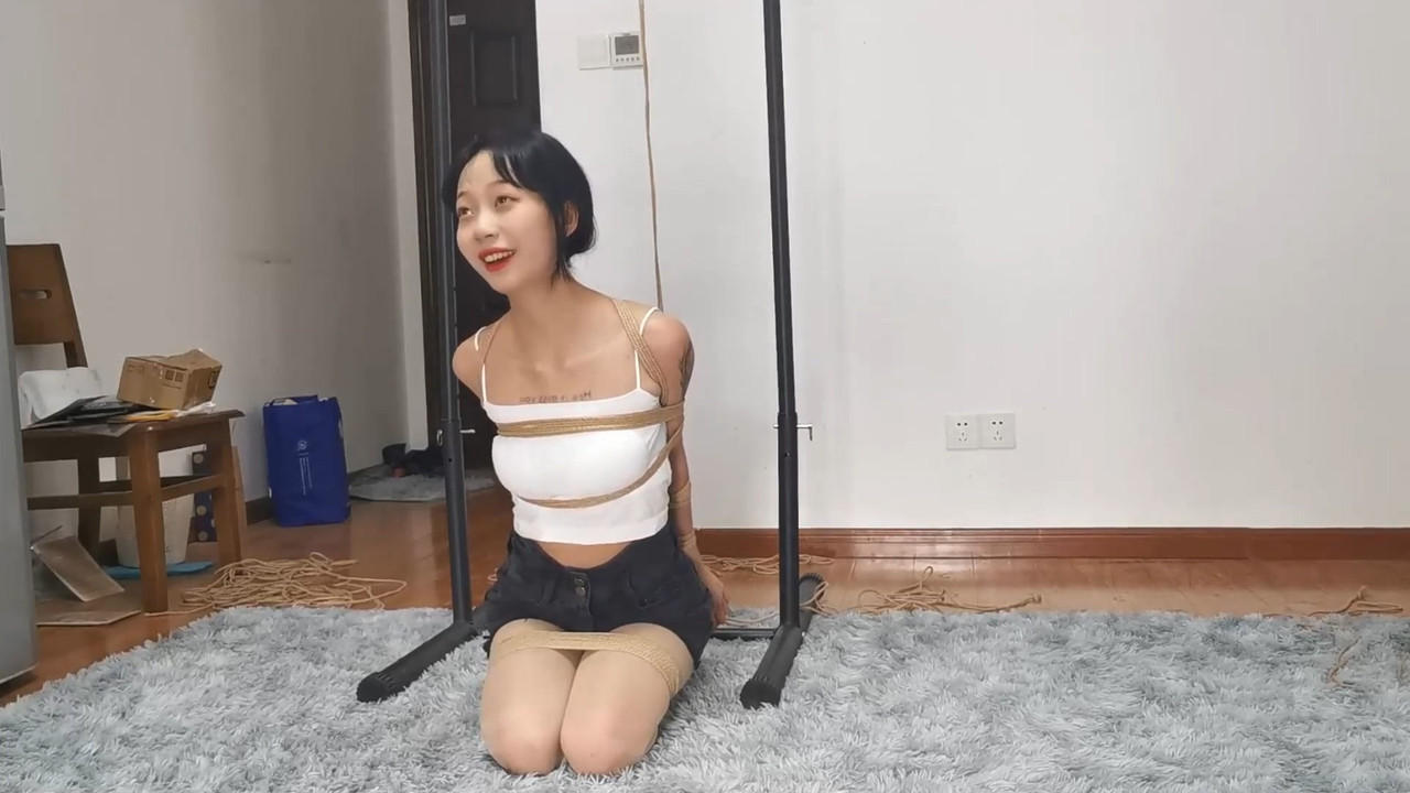 奥特曼 小宝妹直臂紧缚跪吊放置.mp4_20220308_132440.354