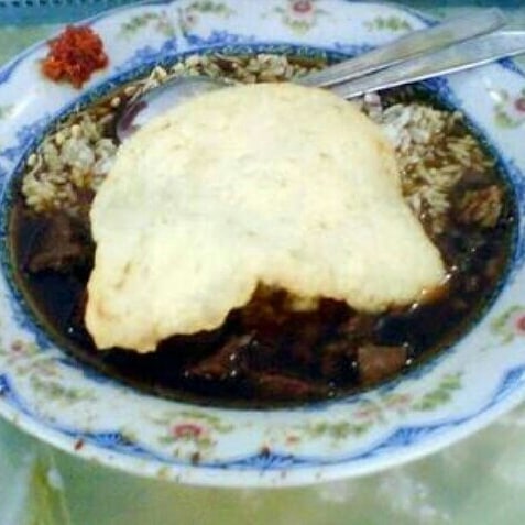 Sajian rawon di Depot Wilis, pilihan tempat makan siang enak di Kediri.