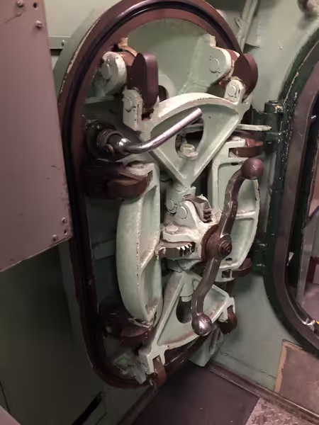 90-engine-room-02.avif