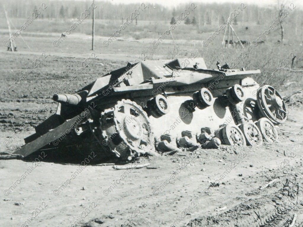 Foto, zerstörtes Sturmgeschütz auf der Rollbahn 