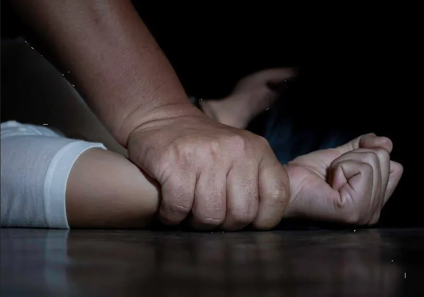 Hombre asesina brutalmente a su esposa y le entierra en el patio de su casa