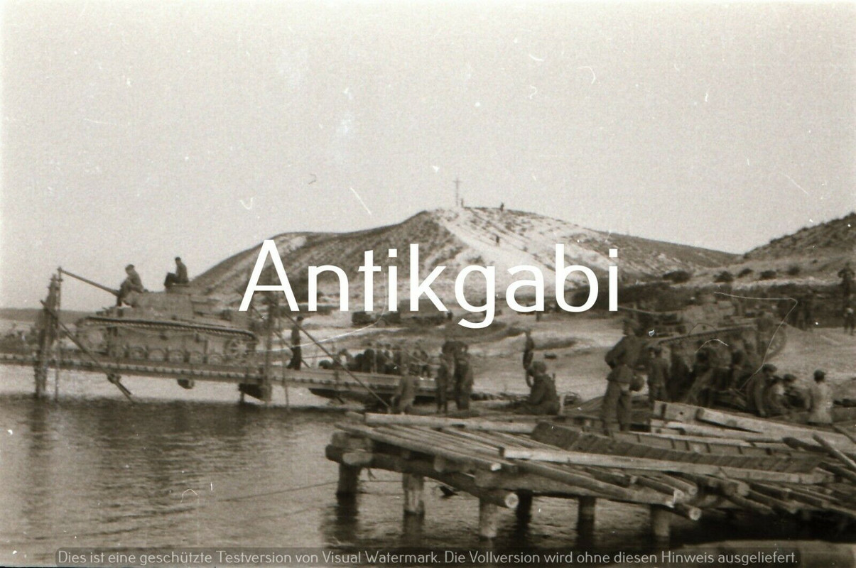 Deutsche Panzer rollen über Brücke