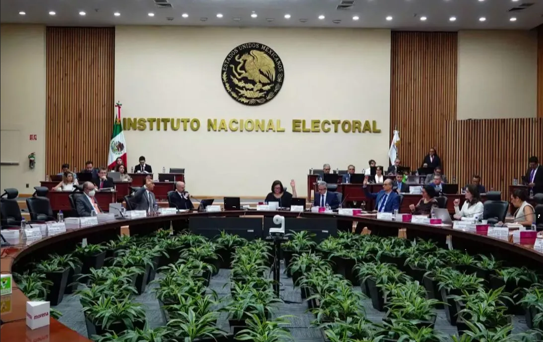 Consejeros del INE gastan hasta 20 mil pesos en comida; es el doble el límite de gastos