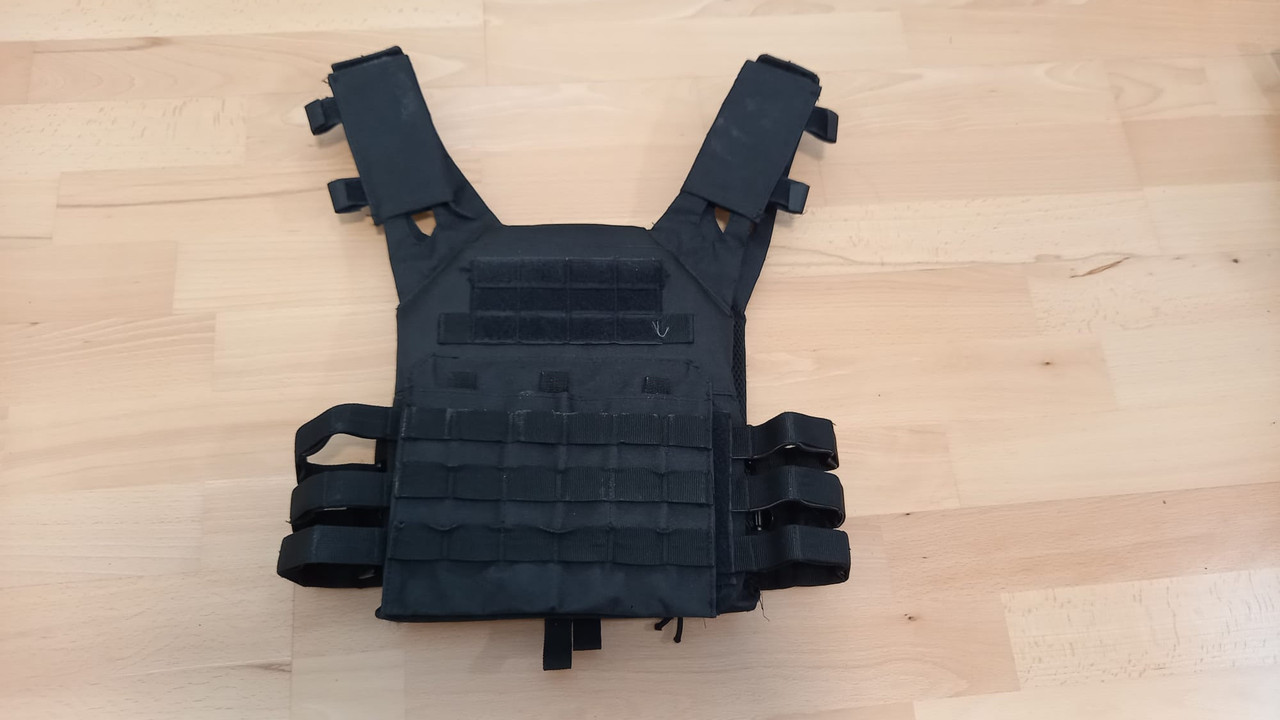 https://i.postimg.cc/T3zX3h0C/Gilet-noir-2.jpg