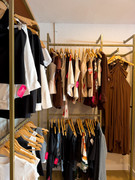Interior da loja Loyall com araras de roupas