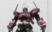 Flame-Toys-Kuro-Kara-Kuri-Shattered-Glass-Optimus-Prime-01