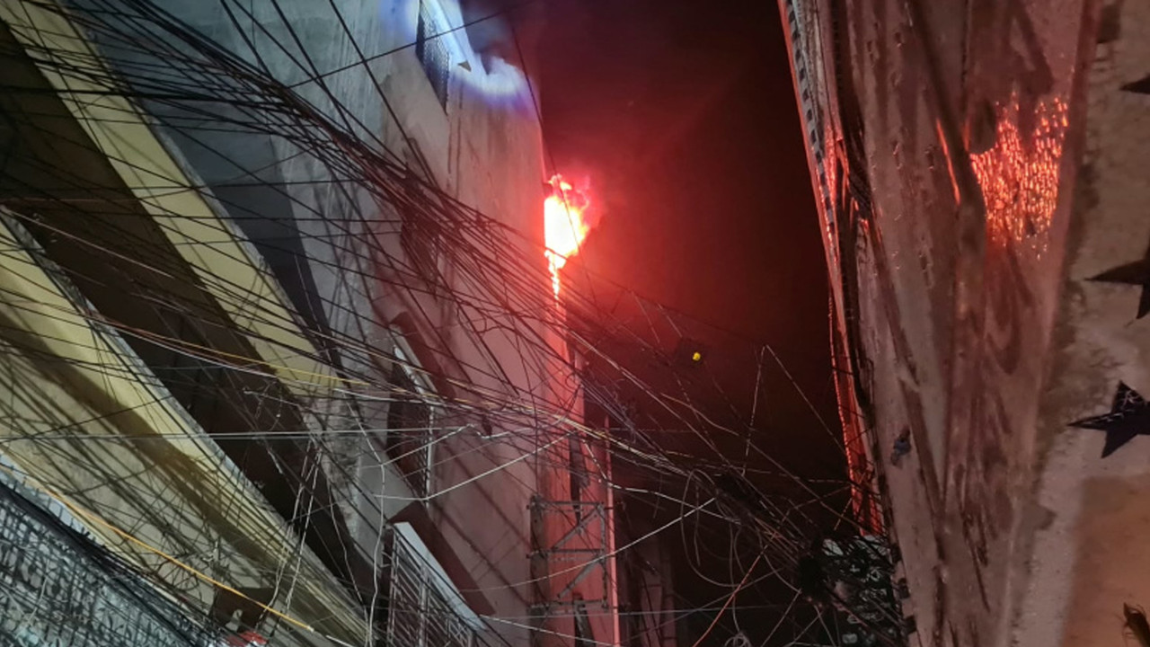 ৫ ঘণ্টায়ও নিয়ন্ত্রণে আসেনি চকবাজারের মার্কেটের আগুন