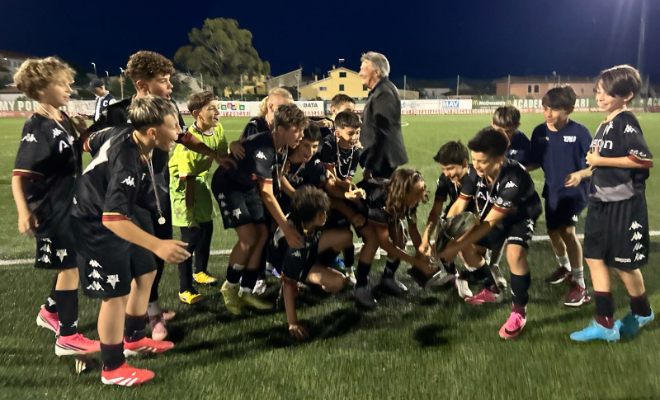 22-Prima-classificata-Tau-Calcio-Altopascio-alza-la-coppa
