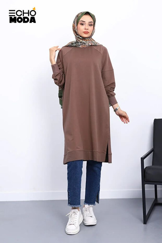 تونيكات طويلة بالبنطلون: إطلالة محتشمة بلمسة راقية تونيكات طويلة بالبنطلون: إطلالة محتشمة بلمسة راقية