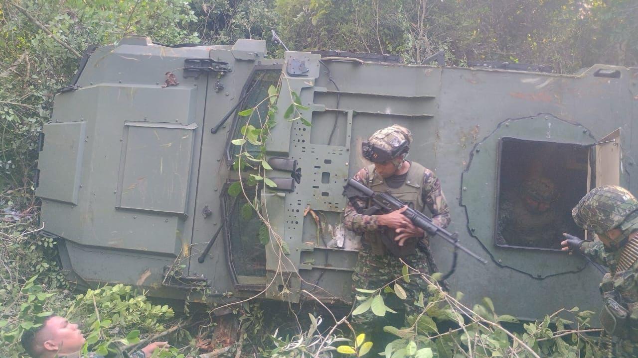 Un muerto y dos heridos: un blindado Batt UMG del Ejército colombiano cae al abismo en el Cauca