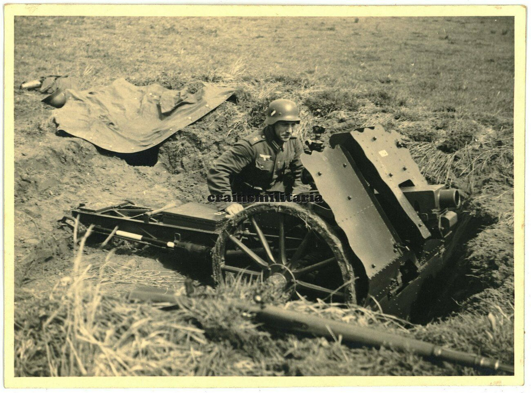 Orig. Foto Soldat mit leichtes Infanteriegeschütz Waffen in Stellung