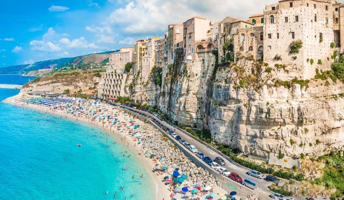 Menikmati Pesona Keindahan Pantai Tropea Beach yang Berada di Italia