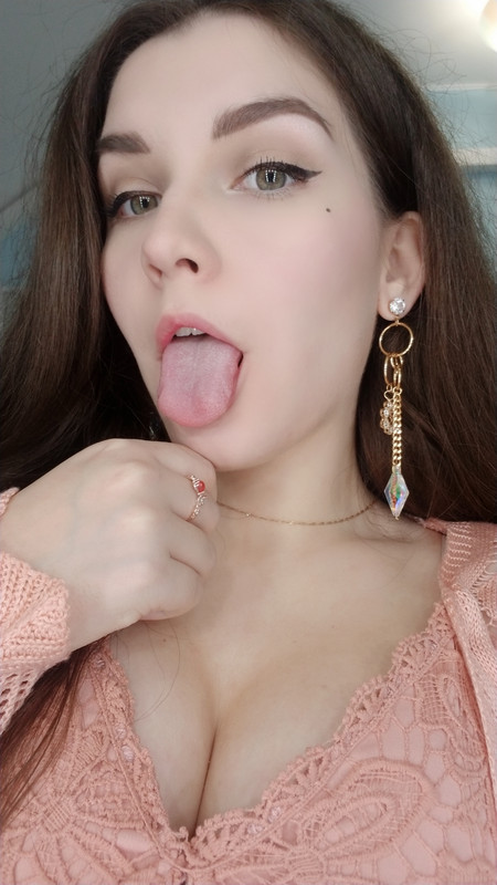 [Image: Pink-sweater-selfie-2.jpg]