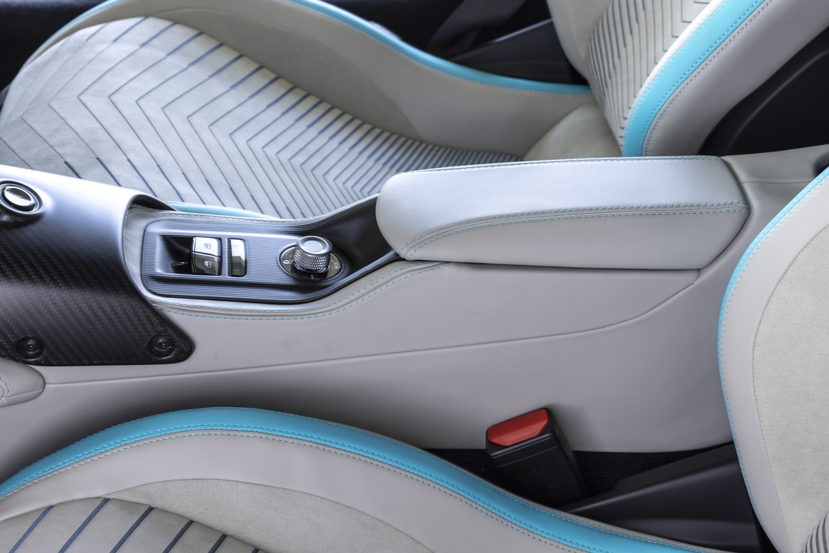 07_MaseratiMC20Iris_tunnel_centraltunnel_ICEleather_AIAquarainbowstitching