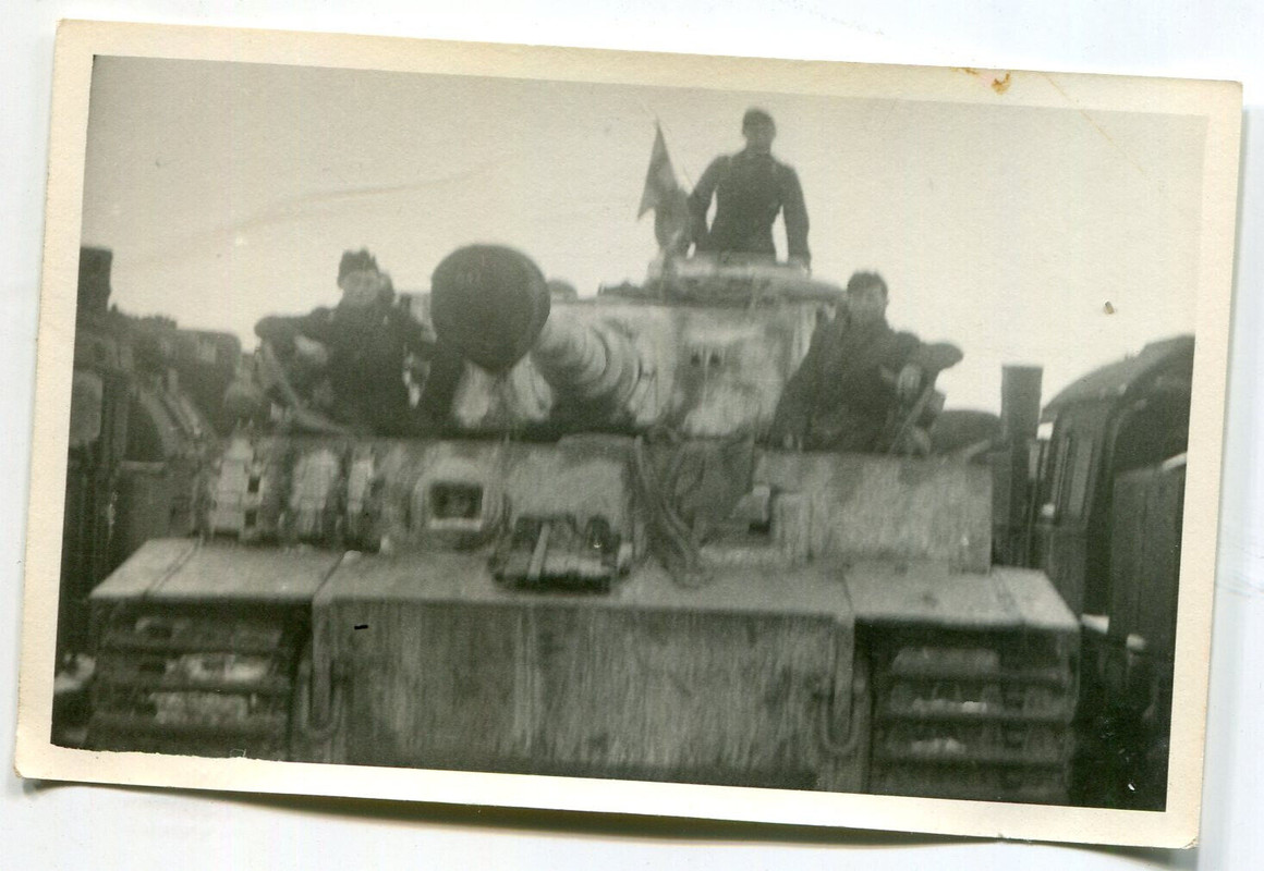 Panzer vom Typ VI Tiger der schweren Panzer-Abteilung 503 mit Fähnchen