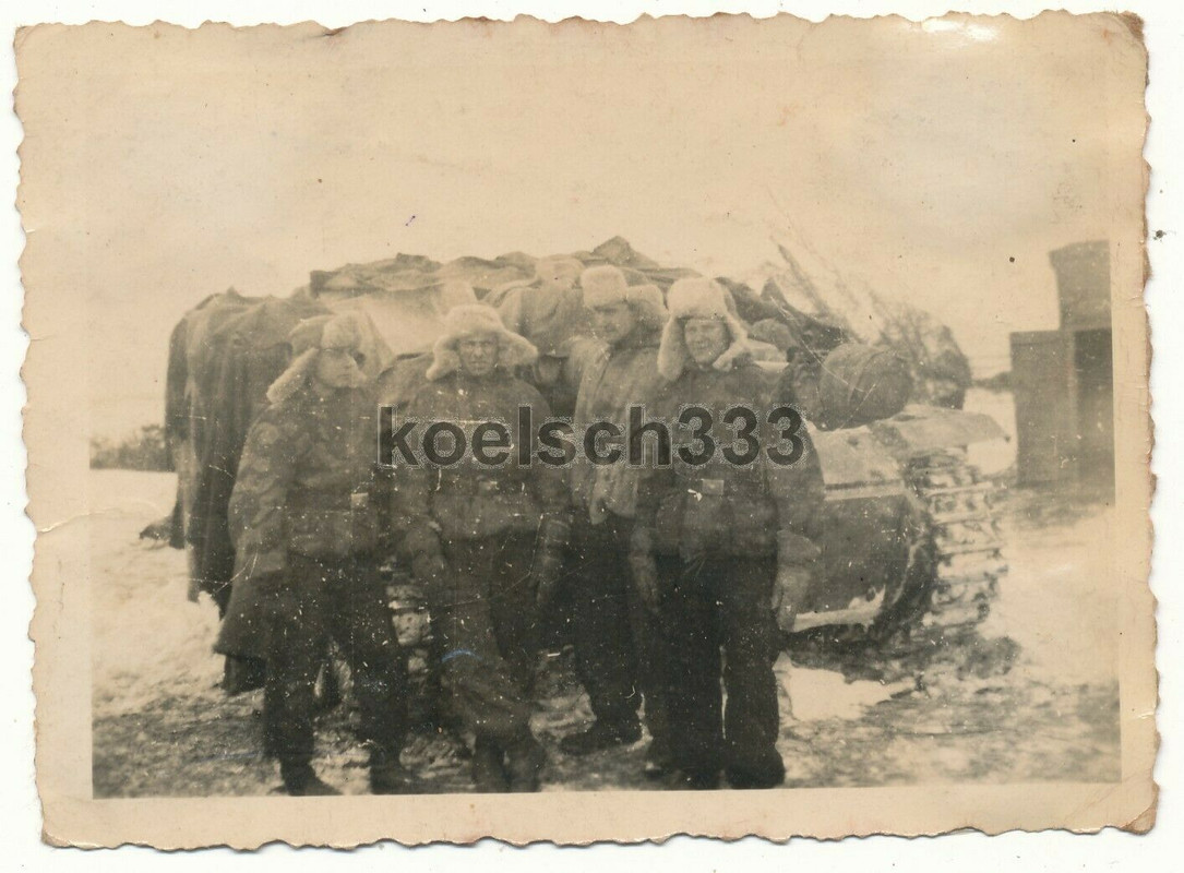 Foto Panzermänner vor Sturmgeschütz in der Ukraine 1943 Sturmart