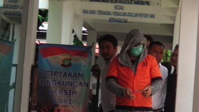 Jupiter Fortissimo saat hendak dibawa dari Polda Metro Jaya ke BNNK Jakarta Selatan